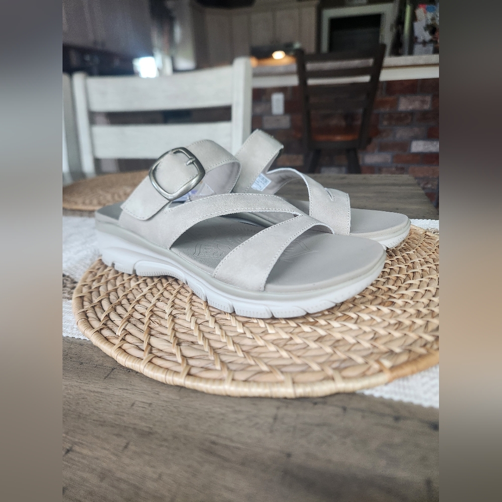 Sketchers Yoga Foam Relaxed Fit Sand Bone Taupe Size 6